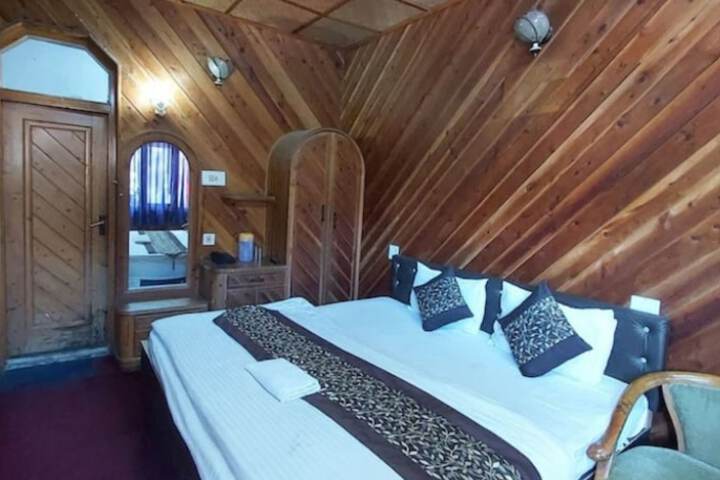 Goroomgo Lake View Mall Road Nainital