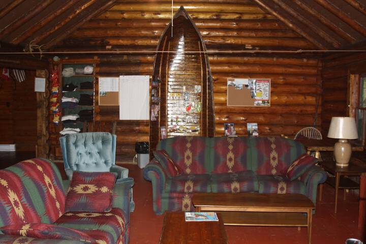 Lounge 34 of 40
