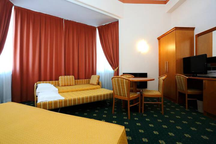 Room 23 of 73