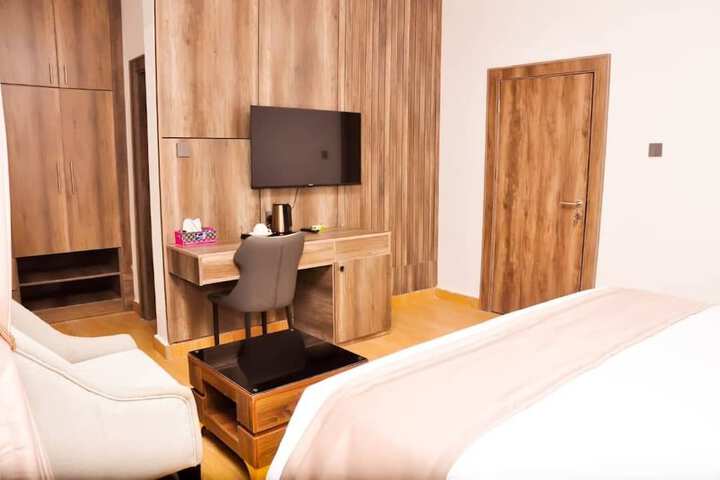 Room 7 of 12