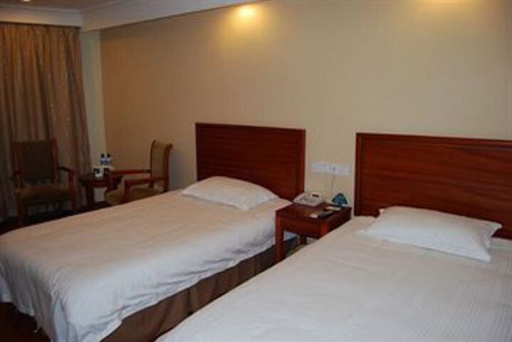 Room 4 of 8