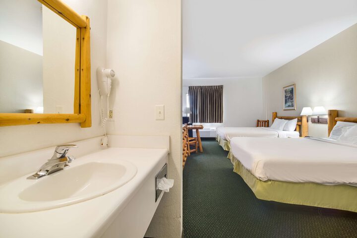 2 Queen Beds (8 of 8)