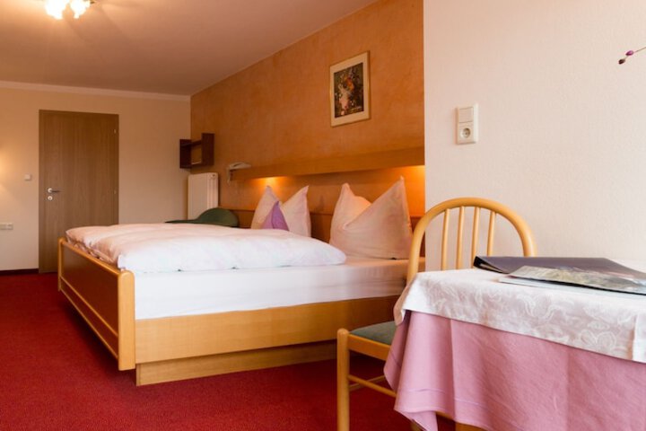 Room 7 of 102