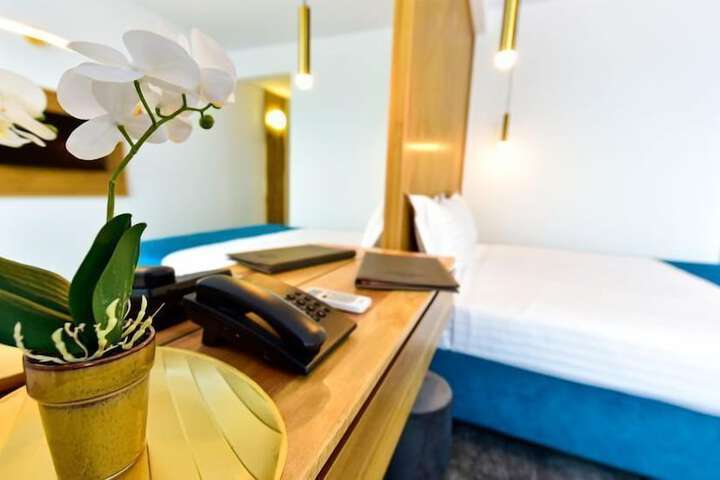 Room 32 of 147