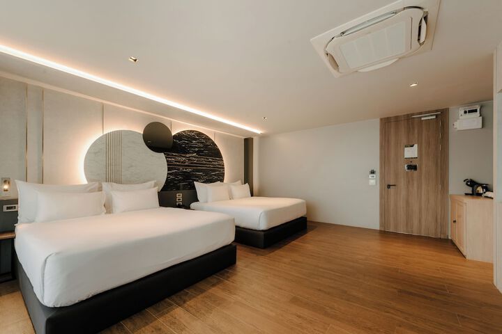 Room 18 of 216