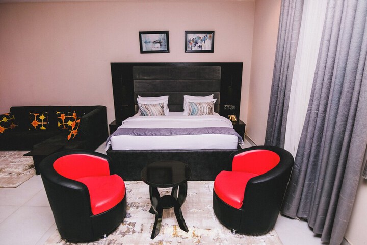 Room 9 of 37