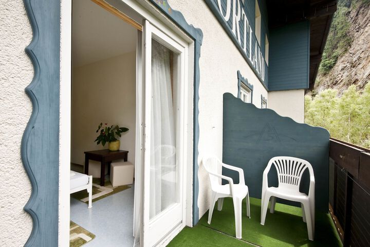 Room 5 of 76