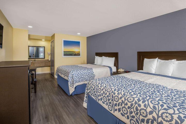 2 Queen Beds (3 of 5)
