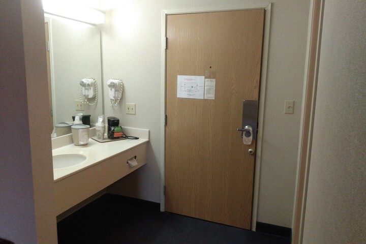1 Queen Bed (6 of 6)