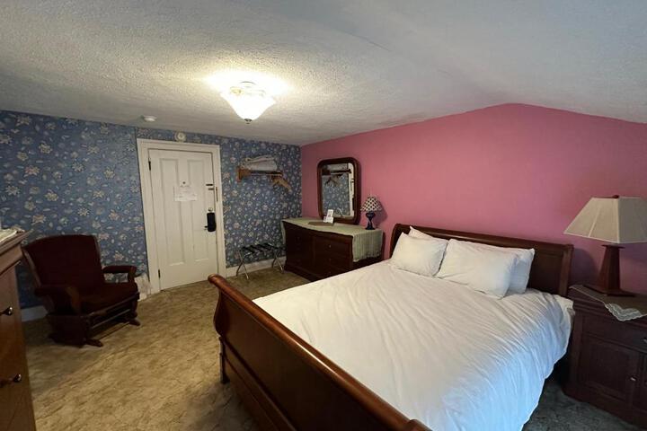 1 Queen Bed Inn Style