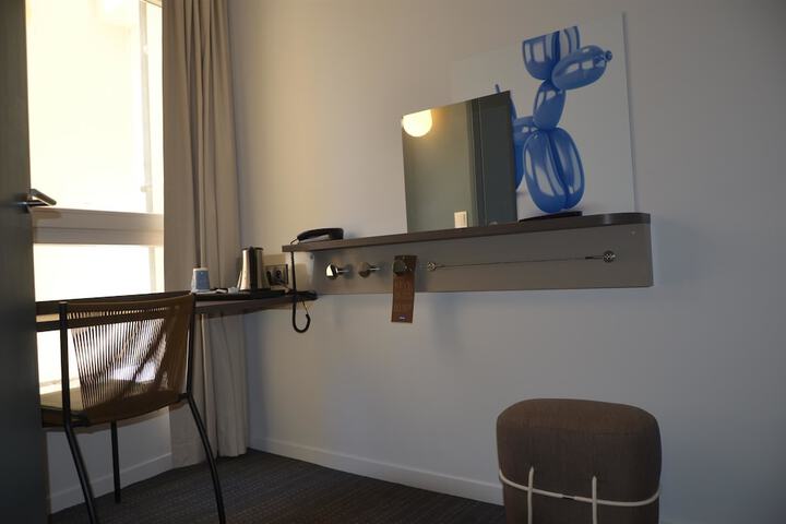 Room 10 of 76