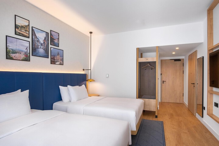 Room 21 of 83