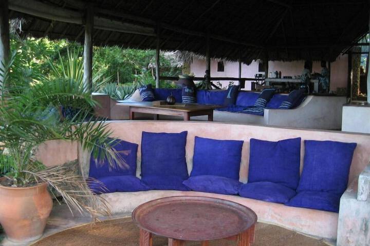 Lounge 99 of 144