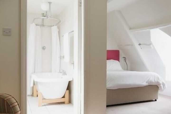 Room 14 of 27