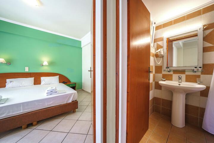 Room 34 of 179