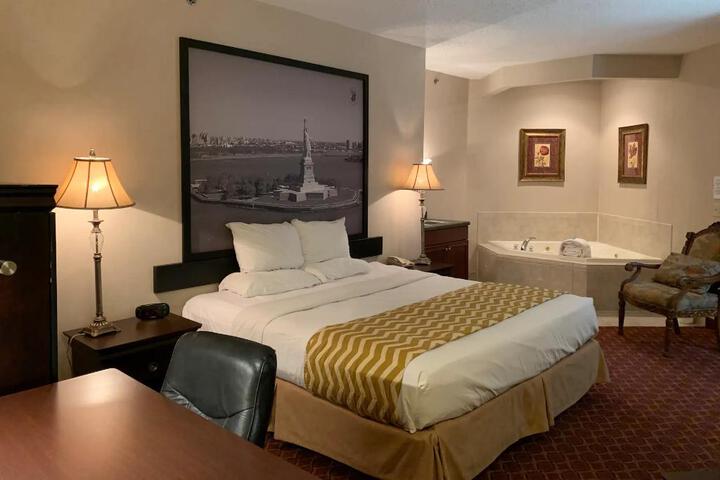 1 Queen Bed (3 of 6)