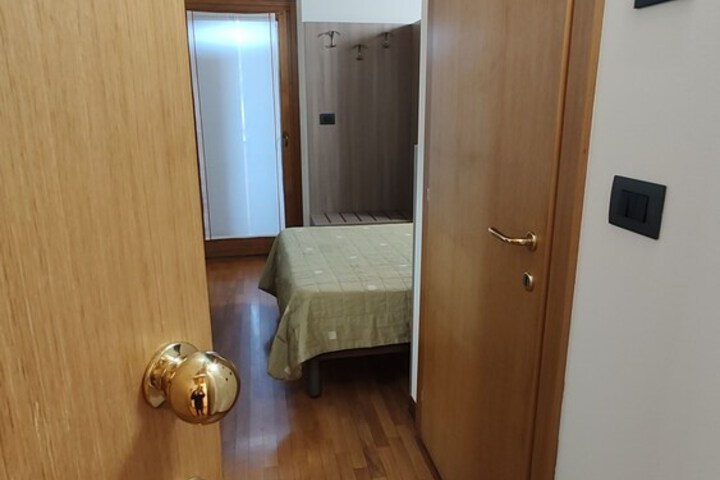 Room 32 of 51