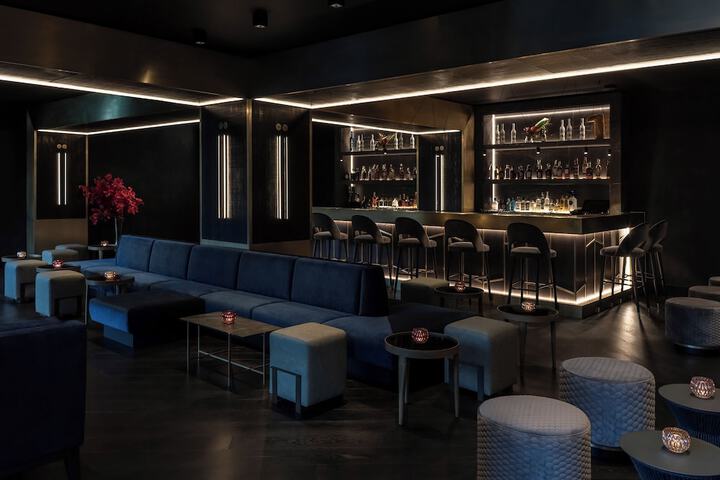 Lounge 27 of 47