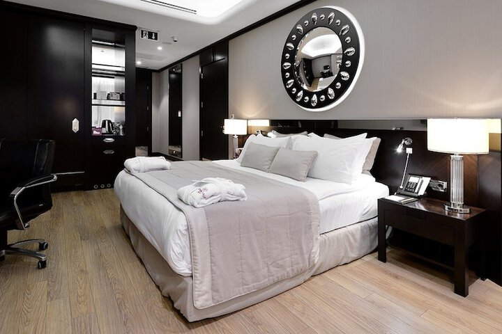 Room 26 of 102