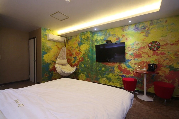 Room 4 of 17