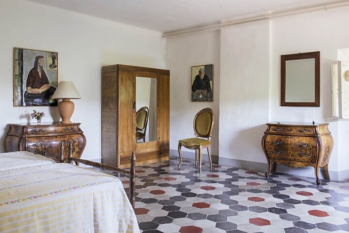 Room 10 of 227