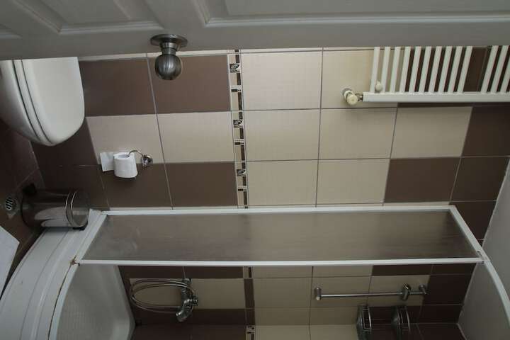 Room 4 of 33