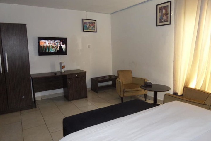 Room 10 of 13