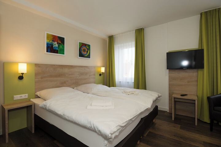Room 32 of 85