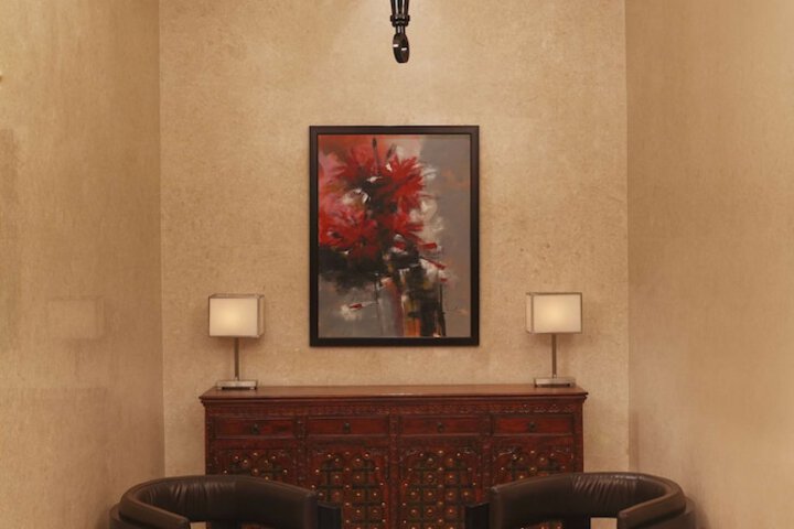 Room 4 of 100