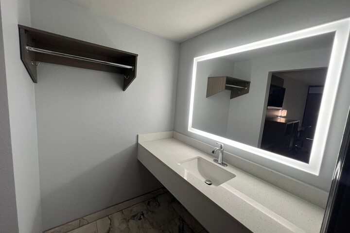 Room 5 of 6