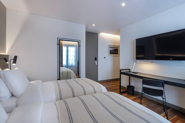 Room 16 of 32