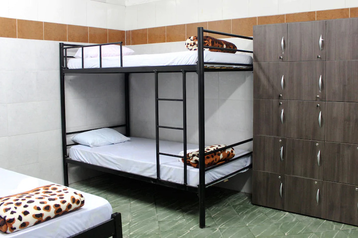 Room 6 of 10
