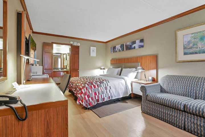 1 King Bed (6 of 14)