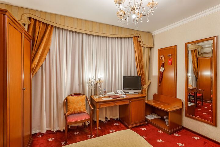 Room 14 of 98