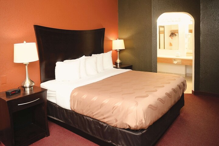 1 King Bed (19 of 27)