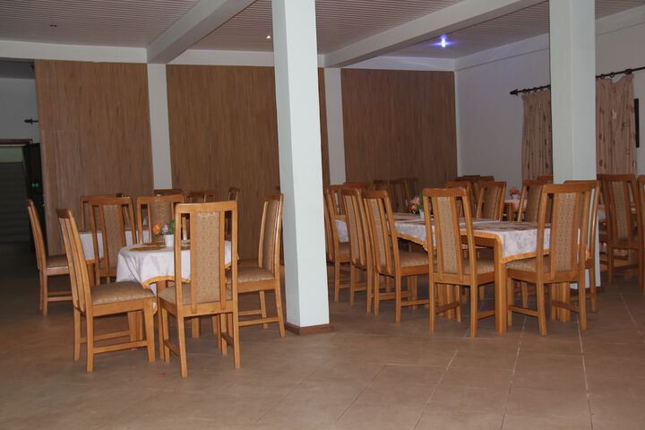 Dining 2 of 8