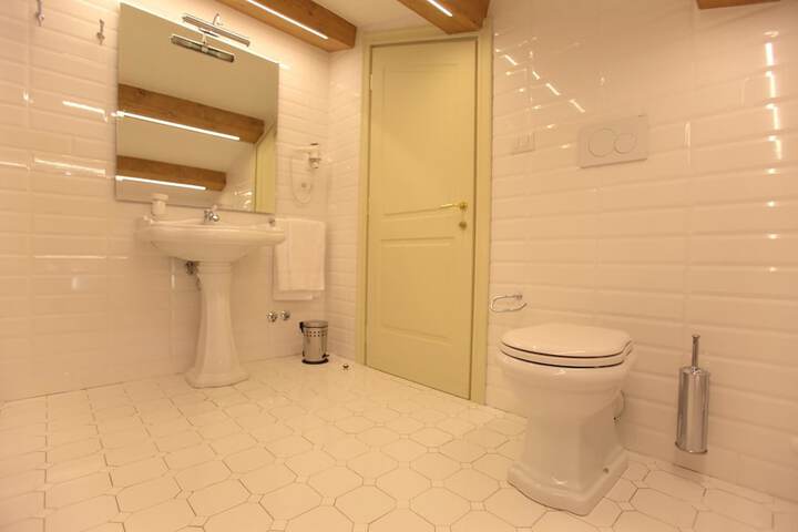 Room 42 of 151