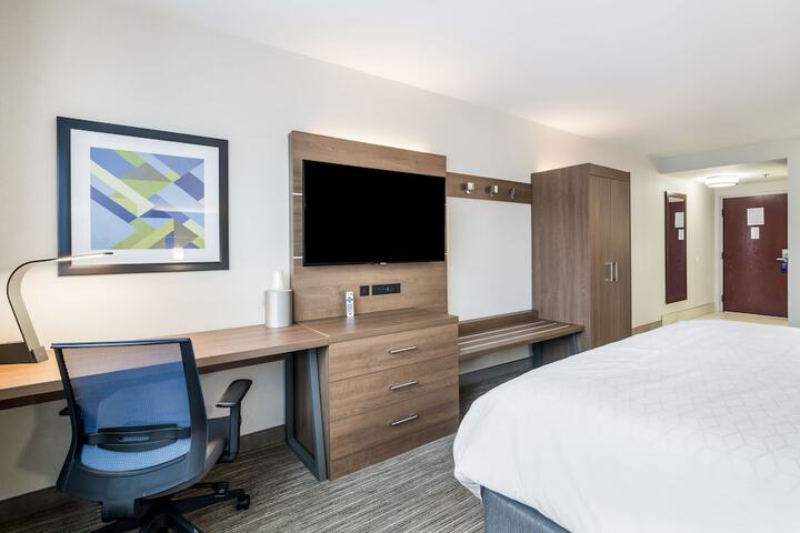 1 King Bed (3 of 10)