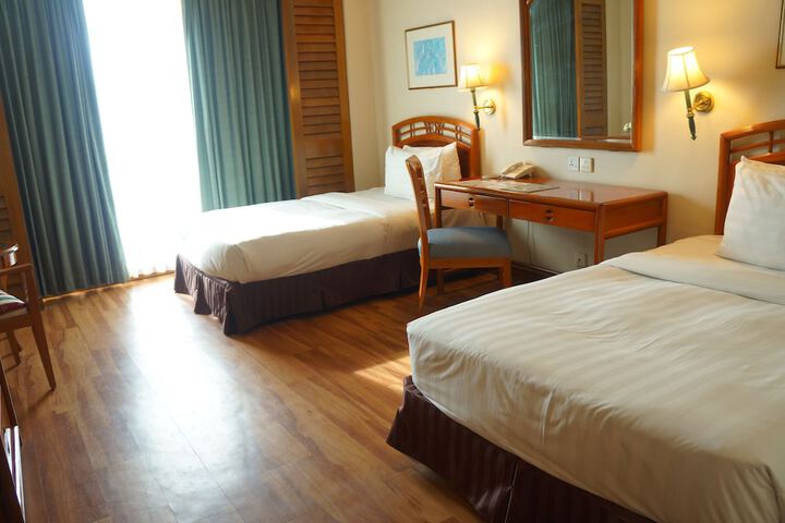 Room 9 of 104