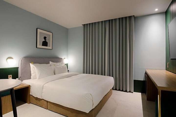Room 27 of 74