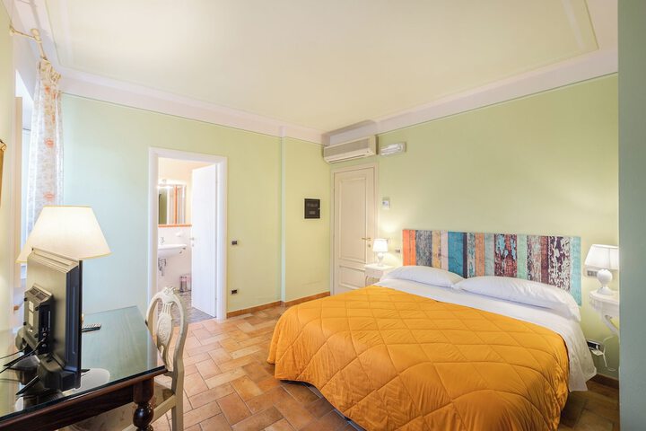 Room 25 of 98