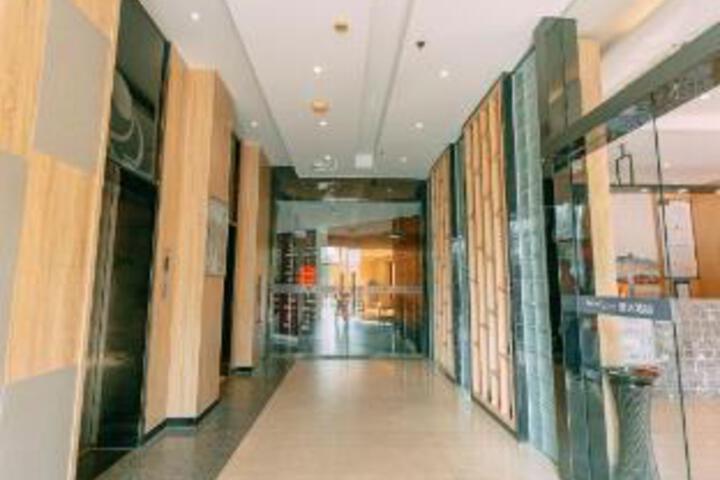 Qingmu Chain Hotel (Maan Shandong Railway Station Hongxing Meikailong RT-Mart)