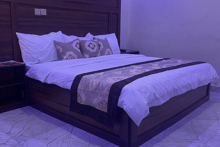 Room 10 of 20