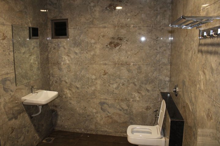 Room 9 of 16