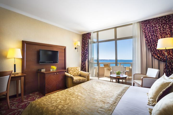 Room 25 of 103