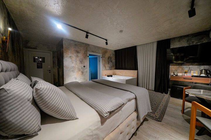 Room 43 of 244