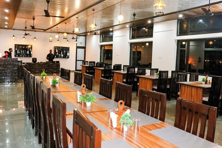 Dining 11 of 12