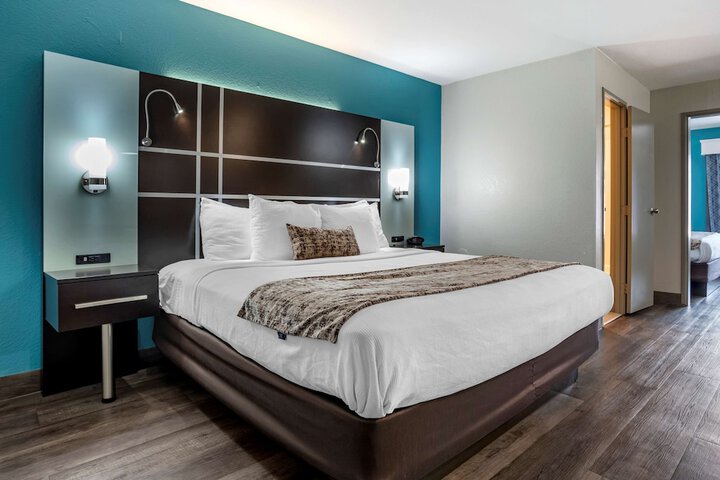 Suite 1 King Bed Microwave and Refrigerator WiFi Full Breakfast (18 of 21)