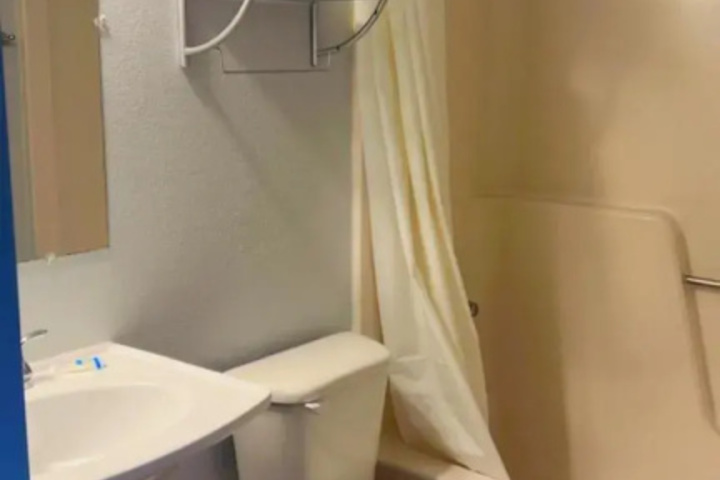 Room 8 of 12