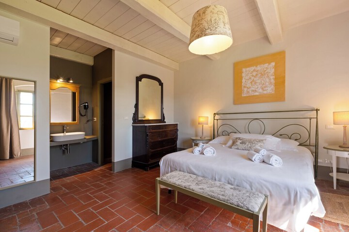 Room 15 of 83